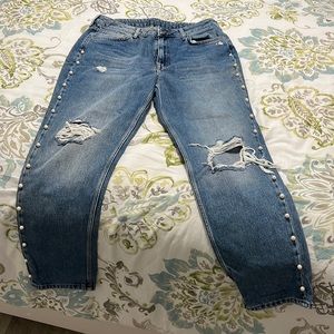 Distressed jeans with pearls